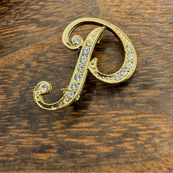 Letter P initial gold tone rhinestone brooch pin script cursive - Picture 4 of 6
